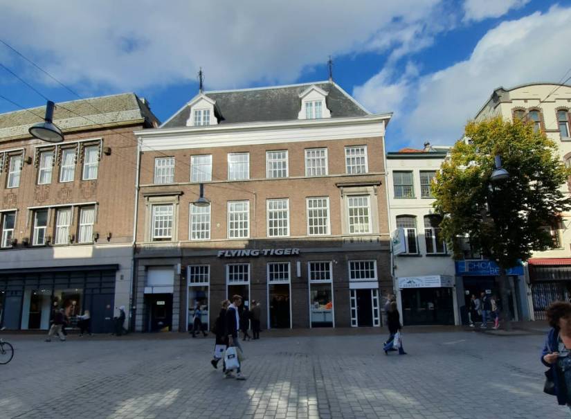 Burchtstraat 69-71 architect van der Kemp, momenteel Flying Tiger (maart 2023)