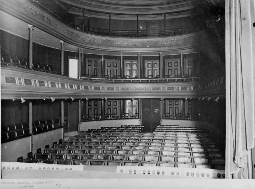 Zaal van de Schouwburg, architect van der Kemp, verbouwing Weve. De Galerij met op begane grond 6 en op 1ste verdieping 7 loges is goed te zien