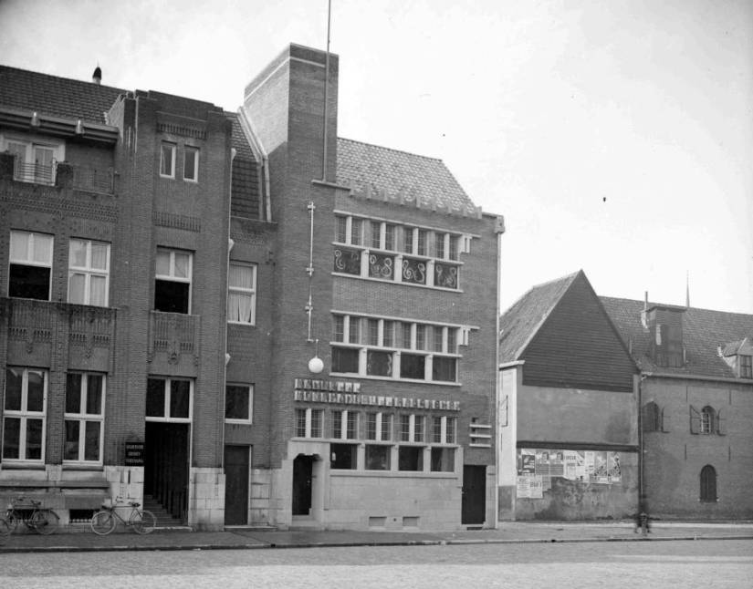 De Kamer van Koophandel, ontworpen in 1932 door Charles Estourgie; rechts een gedeelte van het Arsenaal, links een gedeelte van het bankgebouw van de Geldersche Credietvereeniging, ontworpen in 1918 door J. Limburg (RAN)