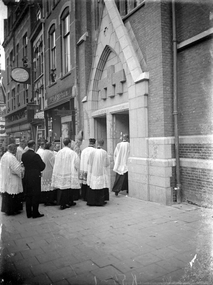Wijding kapel Petrus Canisiuskerk, architect Estourgie (RAN)