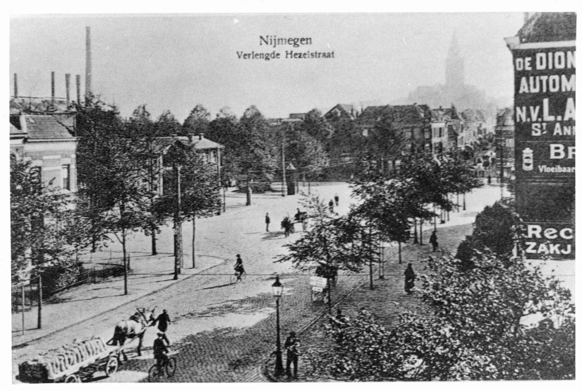 De muur met reclameschilderingen Nieuwe Marktstraat, 1920-1930 (E.F. van der Grinten via F78365 CCBYSA)