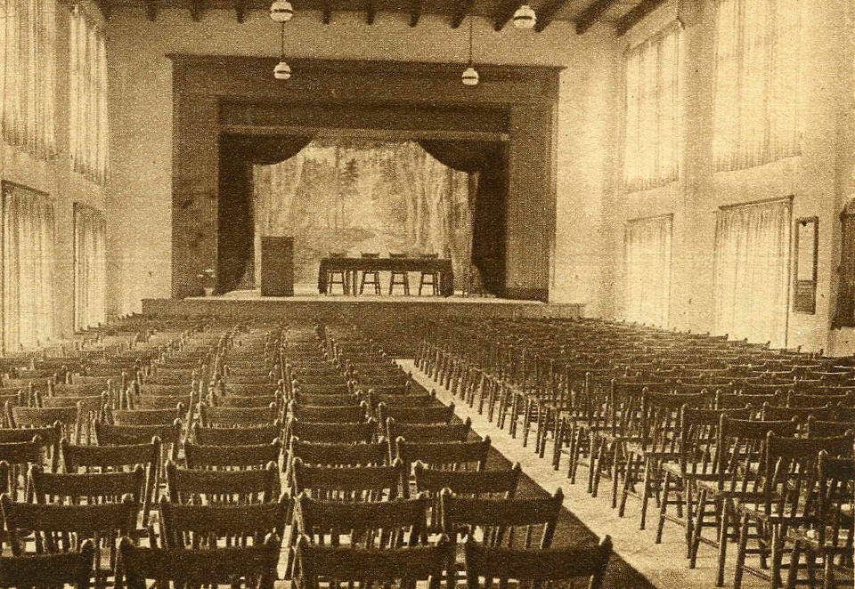 Grote zaal R.K. Verenigingsgebouw (RAN) architect Estourgie