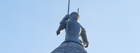 Een van de herstelde wachters op het landhoofd van de spoorbrug van Nijmegen. Ze staan omgekeerd ten opzichte van de oorspronkelijke situatie