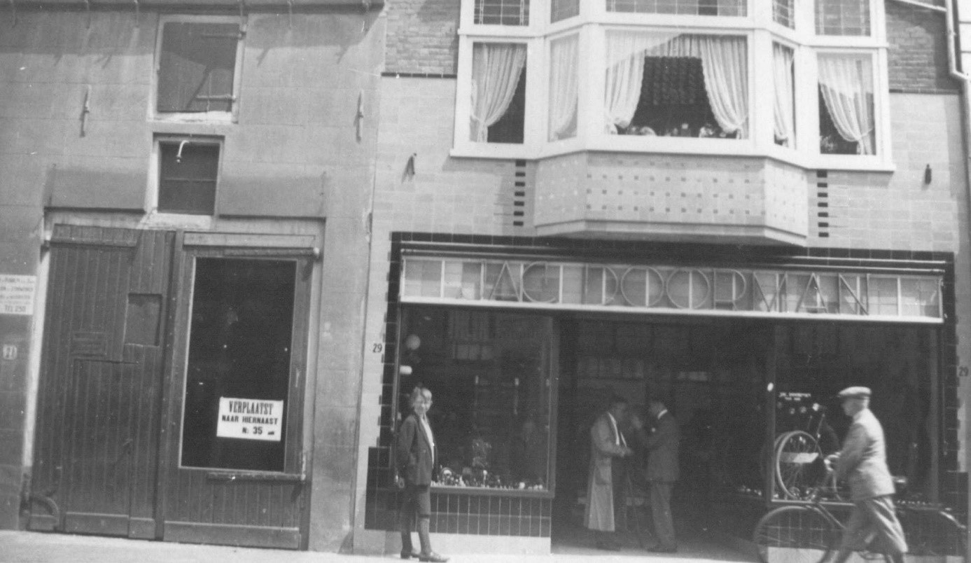 De Radio & Rijwielzaak van Jac. Doorman, Ziekerstraat 29, 1933 (F5951 RAN)