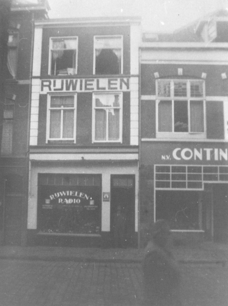 De Rijwiel & Radiowinkel van de firma Doorman, Ziekerstraat 35, 1930-1935 (F2371 RAN)