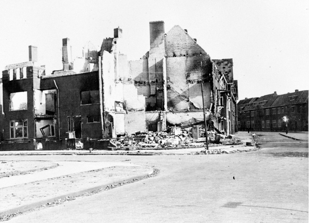 Drogisterij Elling vernietigd, 1944 (RAN)