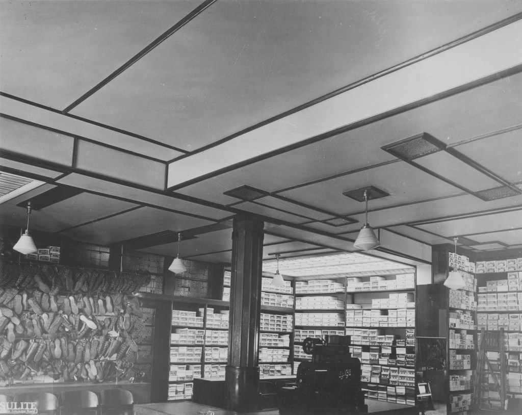 Het Schoenenmagazijn van Joh. van Veggel aan de Houtstraat, 1935, van der Kloot, (auteursrecht Kreveld, D. van, Amsterdam via RAN F14784) van der Kloot