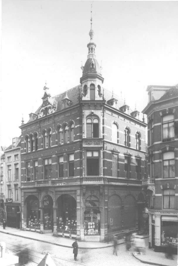Het warenhuis Bahlmann, rechts daarvan het begin van de Broerstraat, 1915-1920 (Gerard Reijers via RAN) Semmelink