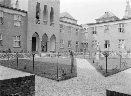 Vierhoekig sober convent rond een binnentuin, 1937 (RAN GN11111) Studiehuis Carmelieten, Doddendaal architect Zwanikken