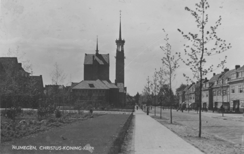 Gezien ter hoogte van de Broerdijk in de richting van de Van 't Santstraat. In het midden de Christus Koningkerk met daarvoor de Montessori-kleuterschool, op de hoek met de Elzenstraat, 1938 (RAN F27383)