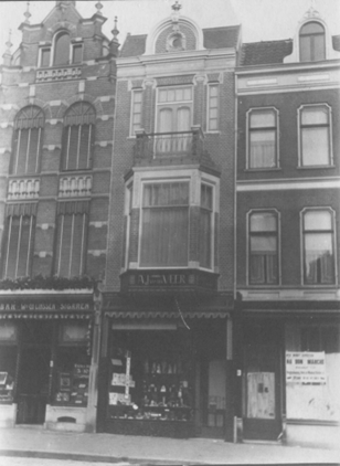 De Winkel van A.J. van der Veer, winkelier in luxe artikelen, na de verbouwing, 1913 (RAN)