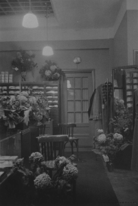 Herenmodezaak Festen Interieur van de winkel, gedateerd 1937-1939 (RAN, 
F24199) architect verbouwing Zwanikken