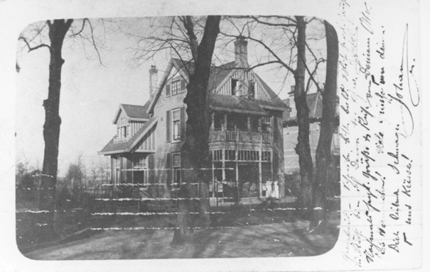 Villa in 1907 gebouwd in opdracht van de heer J.F. Staleman, agent van de Rijksverzekeringsbank, naar een ontwerp van de architect Willem Hoffmann, als onderdeel van Villapark Groenewoud, datering foto 1920, Groesbeekseweg 212 (RAN F28758)