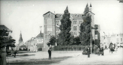 Het pand van de Katholieke Gezellenvereeniging (de St. Josephshof, later het Kolpinghuis) is in 1882 ontworpen door P.J.H.(Pierre) Cuypers. De uitbreiding is in 1890 gerealiseerd door architect A.v.d. Boogaard. Gezien vanuit de Spoorstraat. Links de Van Berchenstraat, in het midden de Gezellen-Vereniging en rechts de Smetiusstraat. Links op de achtergrond de Augustinuskerk, 1890 (Collectie Brinkhoff, J.M.G.M. 1920-1986 via RAN D429)