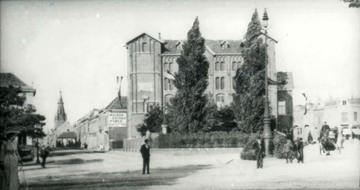 Het pand van de Katholieke Gezellenvereeniging (de St. Josephshof, later het Kolpinghuis) is in 1882 ontworpen door P.J.H.(Pierre) Cuypers. De uitbreiding is in 1890 gerealiseerd door architect A.v.d. Boogaard. Gezien vanuit de Spoorstraat. Links de Van Berchenstraat, in het midden de Gezellen-Vereniging en rechts de Smetiusstraat. Links op de achtergrond de Augustinuskerk, 1890 (Collectie Brinkhoff, J.M.G.M. 1920-1986 via RAN D429)