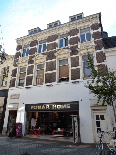 Winkel met bovenwoning. De oudste delen dateren uit de 16e eeuw. De voorgevel is in 1892 verbouwd naar een ontwerp van A. Boogaard. In 1924 volgde een verdere verbouwing, 2013 (Henk van Gaal via RAN DF3838 CC0)
Gemeentelijk monument.