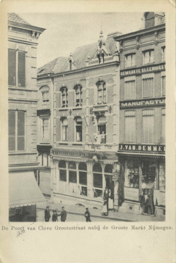 Het Hotel Café Restaurant "De Poort van Cleve (Kleef)" en rechts een gedeelte van de Manufacturenzaak van J. van Bemmelen (vroeger heette deze panden De Diamanten Ring en De Klein Sociteit) (zie ook negatiefnummer: 31148), 1910 (RAN)