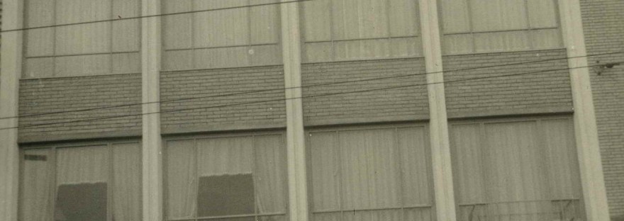 Augustijnenstraat 33 en 34 cafetaria Apendans en Drogisterij Gouden Hert RAN F86347 architect van der Kloot