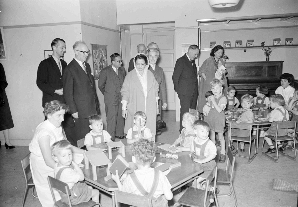 Een ambassadrice bezoekt het Medisch Kinderdagverblijf Maria Christina, 1956 (J.F.M. Trum via RAN GN42432) architect Zwanikken