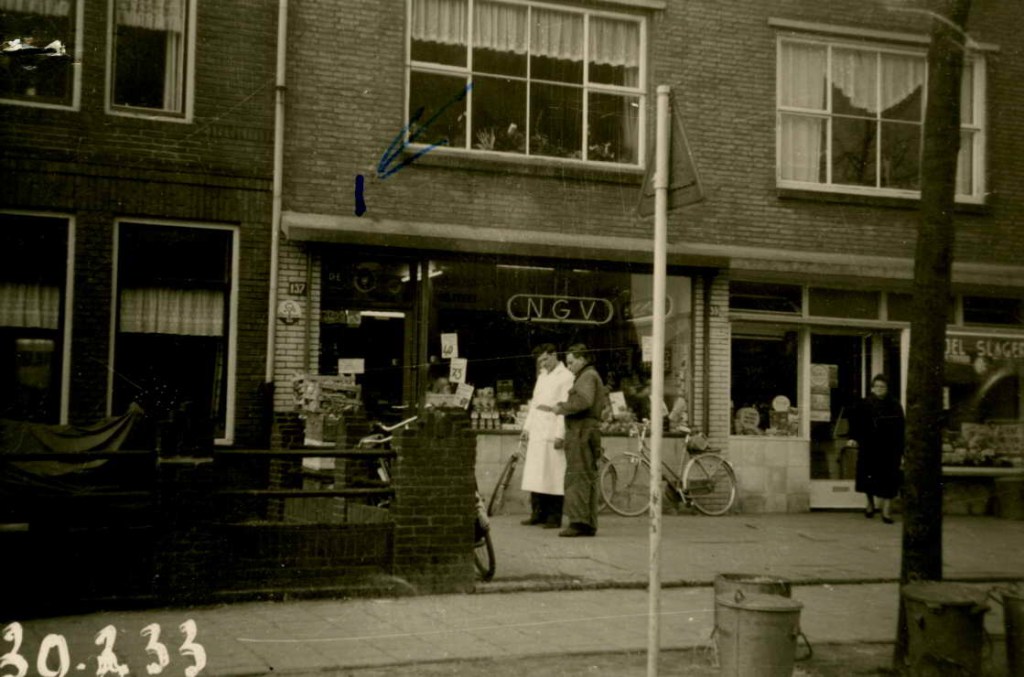 Levensmiddelenbedrijf NVG van dhr. Gerrits links (nr 137), rechts slagerij (nr 139), 1961 (RAN)