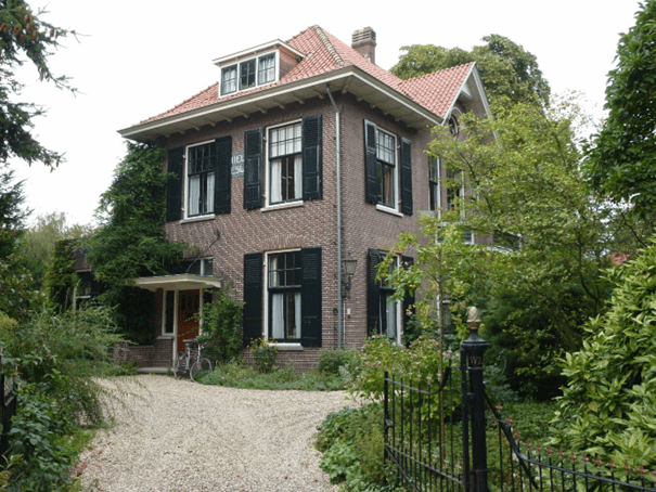 Villa Nieuw Heeswijk. Oorsponkelijk stond op deze plaats huis Heeswijk, maar dat werd in 1913-1914 afgebroken en vervangen door de huidige villa. Dit laatste gebeurde in opdracht van de heer J.W.R. Haijen uit Den Haag naar een ontwerp van de Nijmeegse architect B.J. Claase, 2013 (Henk van Gaal via RAN DF3769)