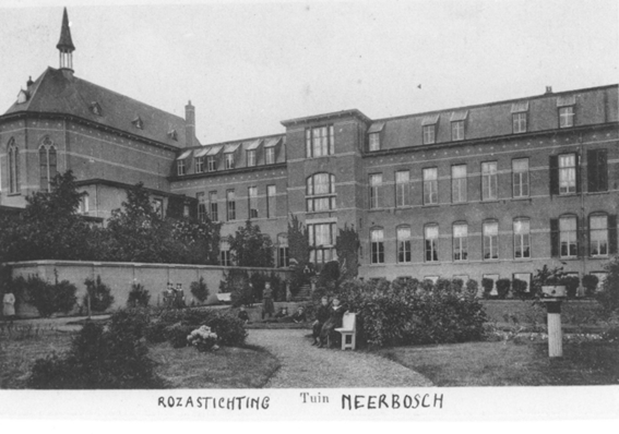 De achterzijde van de St. RosaStichting van de Zusters Dominicanessen van de Heilige Familie (Dominicanessen van Neerbosch) met links de grote kapel ; ontworpen in 1911 door architect W.J.H. van der Waarden ; hierin runden de Zusters een pensionaat , een kleuterschool, een lagere school, een huishoudschool en een kweekschool ; P.S. het gebouw is gesloopt in 1989, foto 1930 (RAN F45313)