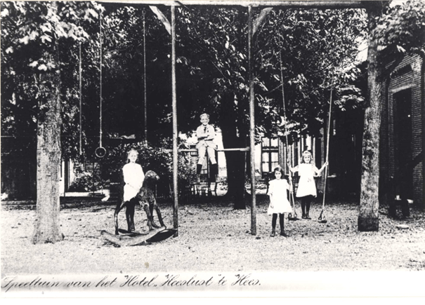 De speeltuin van Hotel "Heeslust", 1920 (RAN F12920)