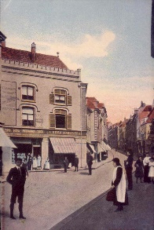 Links de Ganzenheuvel. Rechts daarvan sigarenwinkel La Rosa Habanera, RAN dateert deze foto op 1900 (maar zal een benadering zijn), Noviomagus op 1906 (RAN D236) Oscar Leeuw