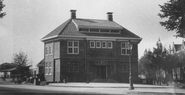 Badhuis Koolemans Beijnenstraat Daalseweg. Badhuis geopend in 1928 architectuur Dienst Gemeentewerken Nijmegen exploitatie door Woningvereeniging Nijmegen