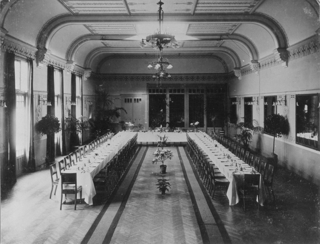 Het interieur in de eetzaal in het Hotel "Du Soleil"; een reproductie, , Graafseweg 35-41 Bottendaal, 1920 (F17378 RAN)