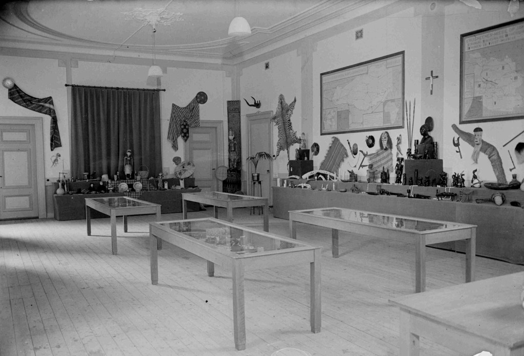 De Reguliere Kanunikken van het Heilig Kruis, kortweg de Kruisheren, was een orde gericht op de missie. In hun Nijmeegse studiehuis en missieprocuur hadden zij een missiemuseum met artefacten uit de Congo. Het studiehuis is in 2011 opgeheven, 1950 (GN12439 RAN)