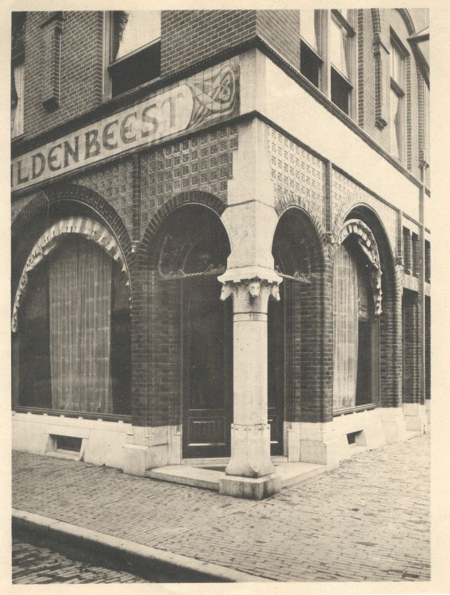 	Detail van het fraaie pand van het melkhuis van B.J. Wildenbeest in art-decostijl ontworpen door Oscar Leeuw. Het pand overleefde de oorlog niet: het werd door de terugtrekkende Duitsers in brand gestoken, St. Jorisstraat 1/Kelfkensbos 1899-1900 (F17706 RAN)