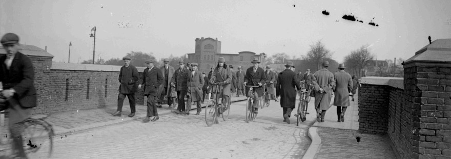 Een drukte van belang op het smalle viaduct over de spoorlijnen Nijmegen Venlo en Nijmegen Den Bosch met op de achtergrond het tabakspakhuis van de TURMAC, 1910-1930 (GN11116 RAN)