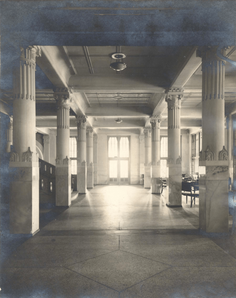 De hal in het Concertgebouw De Vereeniging, gezien in de richting van de Biljartzaal (Annazaal), 1915 (RAN F2754)