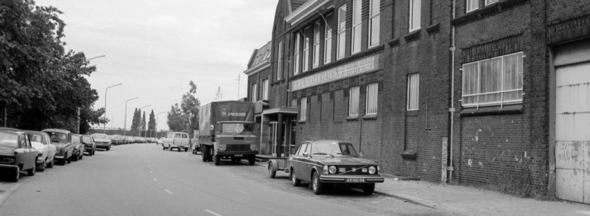 De N.V. Bouwmaterialen Van de Venne & Van der Sluis, aan de Dr. Jan Berendsstraat 70-72, gelegen tussen de Jan van Galenstraat en de Piet Heinstraat, 1980-1981 (RAN ZN36090 – C)