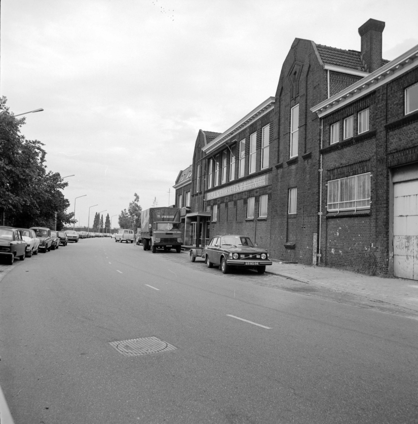 De N.V. Bouwmaterialen Van de Venne & Van der Sluis, aan de Dr. Jan Berendsstraat 70-72, gelegen tussen de Jan van Galenstraat en de Piet Heinstraat, 1980-1981 (RAN ZN36090 – C)