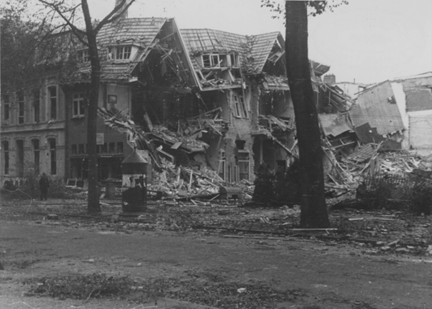 In de frontstadperiode verwoeste woningen op de hoek van de Jacob Canisstraat met de Berg en Dalseweg, waaronder het pand van Kunsthandel Sier Uw Huis van Rudolf Bless (nr. 24), 1944 (RAN F12567)
