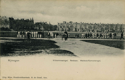 Wedren, op de achtergrond rechts de Wilhelminasingel en links de Waldeck-Pyrmontsingel, 1895-1900