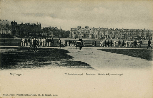 Wedren, op de achtergrond rechts de Wilhelminasingel en links de Waldeck-Pyrmontsingel, 1895-1900