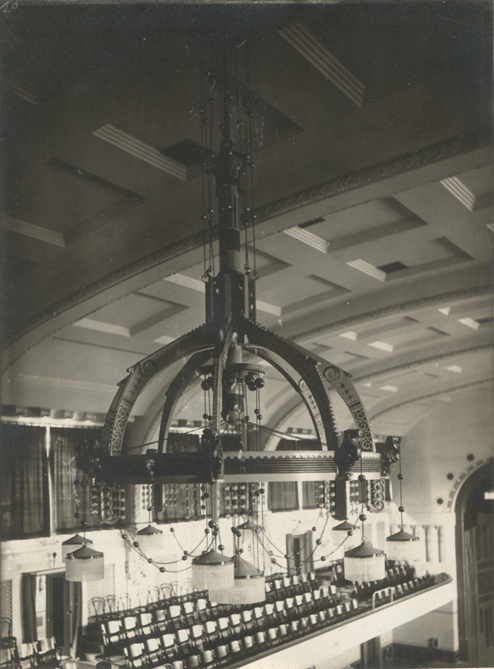 Lichtkroon in de Grote Zaal in het Concertgebouw De Vereeniging (RAN F2755)