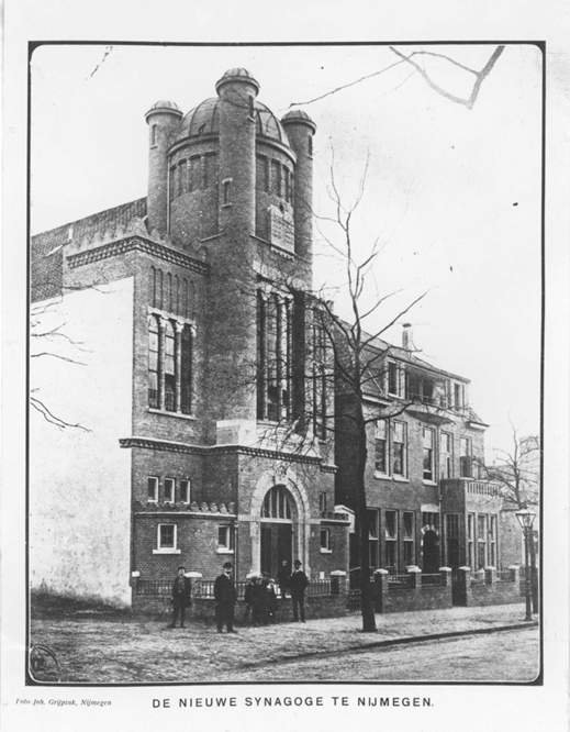 Synagoge, vooraanzicht Gerard Noodstraat, foto gedateerd 1915-1920 (Joh. Gijpink via RAN F28981) Oscar Leeuw