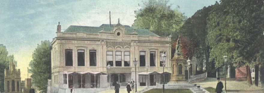 De Sociëteit "Burgerlust", rechts daarvan het Spoorwegmonument, en links de kapel van kasteel Bat-Ouwe-Zate (kasteel Hallo), 1914 (A. Witmond, Wilhelmina Bazar via F34412 RAN)