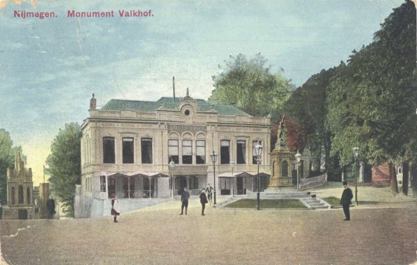 De Sociëteit "Burgerlust", rechts daarvan het Spoorwegmonument, en links de kapel van kasteel Bat-Ouwe-Zate (kasteel Hallo), 1914 (A. Witmond, Wilhelmina Bazar via F34412 RAN)