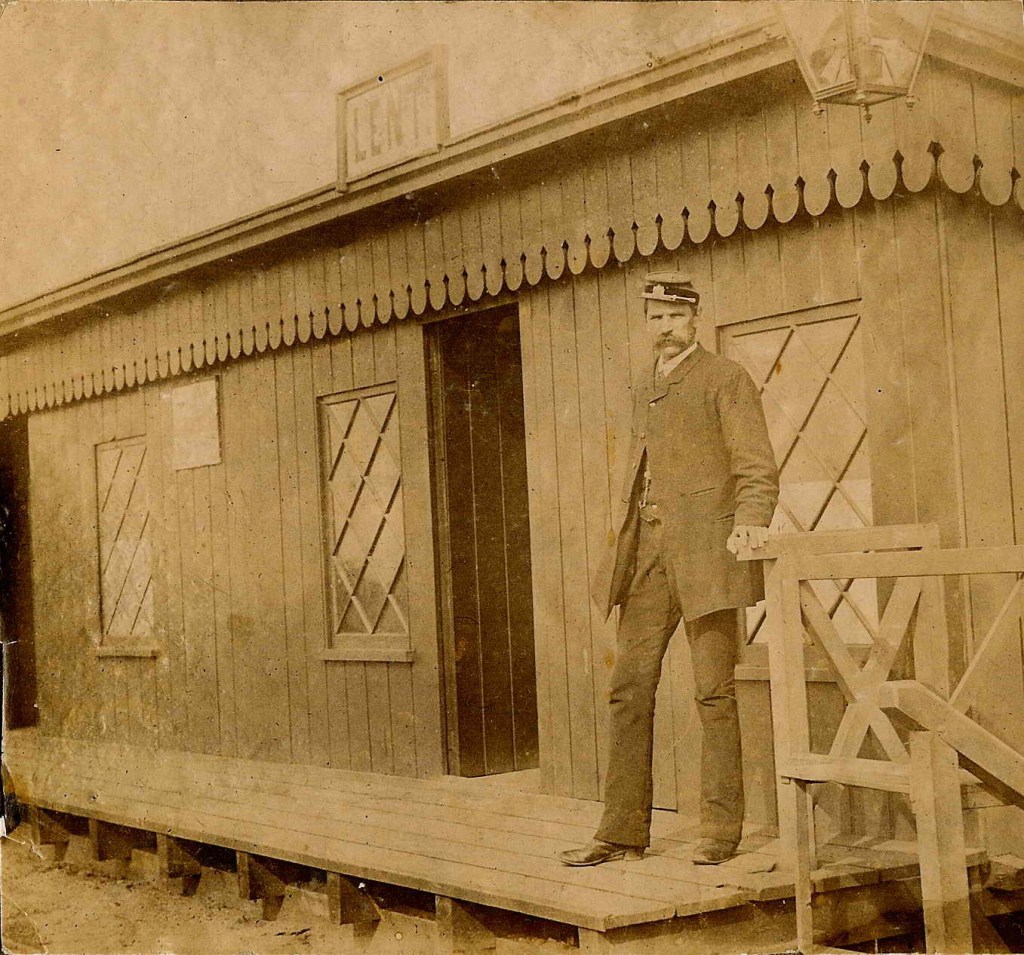 Antonie Neervoort (05-02-1841 Den Haag - 01-10-1909 aldaar) in Staatspoordersuniform bij het Station Lent. Neervoort, die zijn rechterarm miste, was daar van 1884 tot 1889 haltechef, 1884-1889 (F26533 RAN)