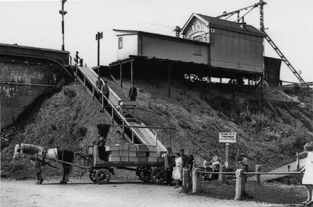 Stationsgebouw II Nijmegen-Lent Deze halte werd na eerdere sluiting in 1934 tijdelijk weer in gebruik genomen omdat de middelste boog van de spoorbrug op 10 mei 1940 was opgeblazen. Passagiers en hun bagage moesten hier de trein vanuit Elst-Arnhem verlaten om te voet via de veerpont over te steken naar Nijmegen. Dit duurde totdat in het najaar van 1940 er een noodboog (enkelspoor) was geplaatst en de trein weer door naar Nijmegen kon rijden, 1940 (F39089 RAN)