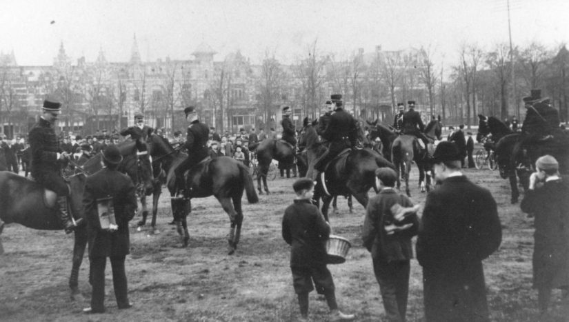 Ruiters aan de Wedren, 1910 (F55882 RAN)