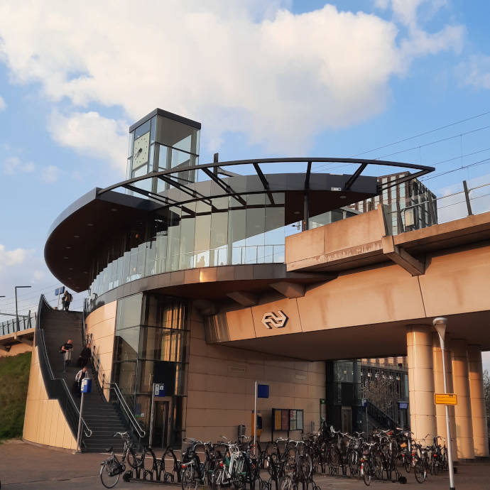 Station Nijmegen Lent, gebouwd in 2013 architect Movares. Foto april 2023