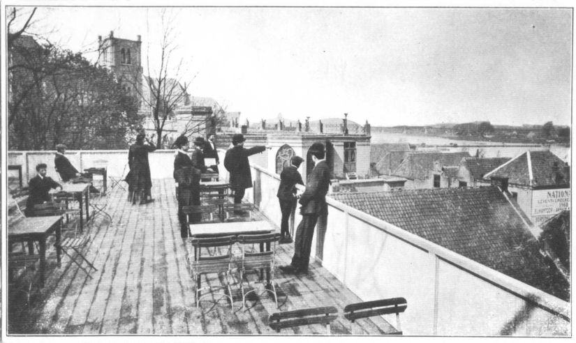 Het terras van Sociëteit Burgerlust op het Valkhof, met links de toren van kasteel Bat-Ouwe-Zate (kasteel Hallo) en rechts de Waal; een reproductie, 1900 (F34389 RAN)