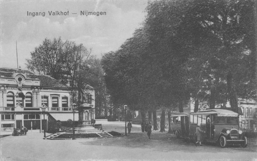 Het Verenigingsgebouw Unitas, en het Spoorwegmonument; rechts een Quickbus (stadsdienst), 1920 (F34399 RAN)