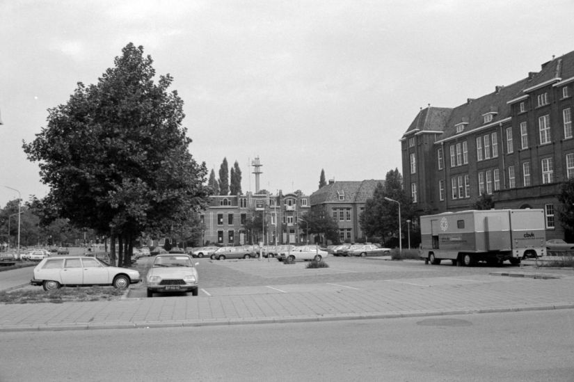 De Wedren als parkeerplaats; vanaf de Wedren staat rechts de voormalige meisjes Hogere Burgerschool (HBS) aan de Bijleveldsingel, 1978 (Gemeente Nijmegen via KN11197 RAN CC0)